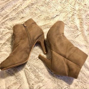 ✨Bundle 10 for $20 🏷 |
Taupe Heeled Booties